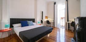 Private room for rent for €870 per month in Madrid, Calle de Fuencarral