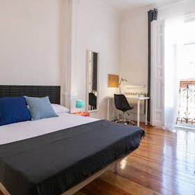 Private room for rent for €870 per month in Madrid, Calle de Fuencarral
