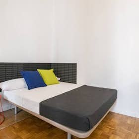 Private room for rent for €655 per month in Madrid, Calle de Fuencarral
