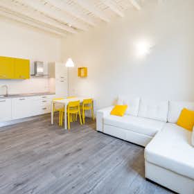 Apartment for rent for €1,300 per month in Milan, Via Giovanni Schiaparelli