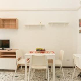 Apartment for rent for €1,500 per month in Milan, Via Filippo Baldinucci