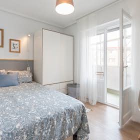 Private room for rent for €535 per month in Bilbao, Calle Monte Aldamiz