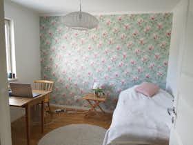 私人房间 正在以 SEK 6,100 的月租出租，其位于 Älta, Flugsnapparvägen