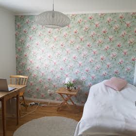 Отдельная комната сдается в аренду за 6 100 SEK в месяц в Älta, Flugsnapparvägen