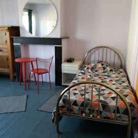 Studio for rent for €530 per month in Forest, Avenue Saint-Augustin