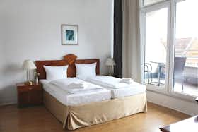 Apartment for rent for €1,750 per month in Berlin, Osnabrücker Straße