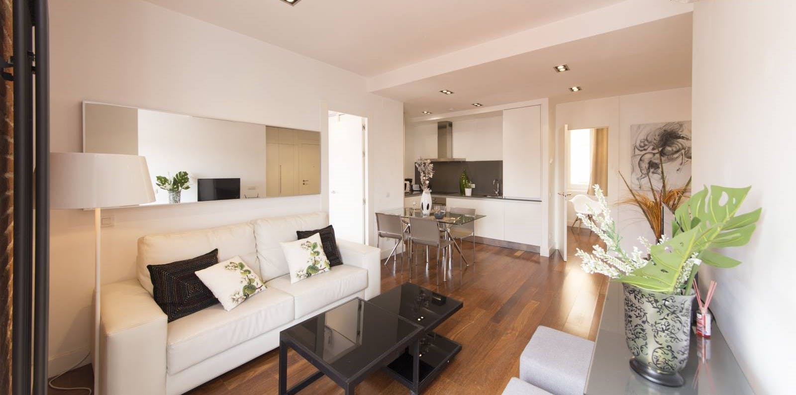 Apartment for rent for €2,295 per month in Madrid, Plaza de Tirso de Molina