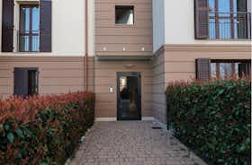 公寓 正在以 €925 的月租出租，其位于 Cassano d'Adda, Via Quintino di Vona