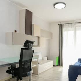 Apartment for rent for €1,500 per month in Milan, Via Clitumno