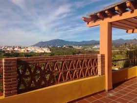 Huis te huur voor € 3.500 per maand in Estepona, Calle del Lago