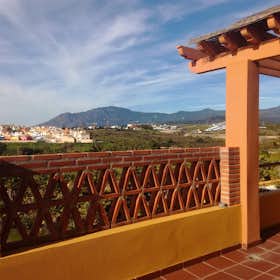House for rent for €2,100 per month in Estepona, Calle del Lago