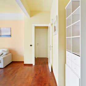 Apartment for rent for €1,650 per month in Florence, Via Gran Bretagna