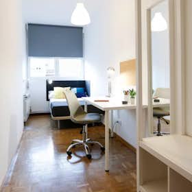 Private room for rent for €620 per month in Madrid, Calle de Mauricio Legendre
