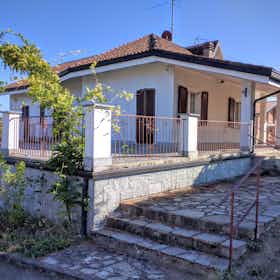 Дом сдается в аренду за 3 200 € в месяц в Calliano, Strada Castelletto