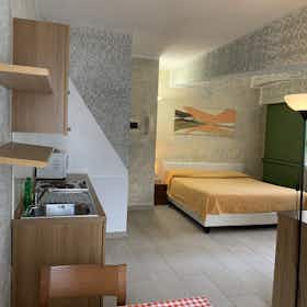 Studio for rent for €1,800 per month in Florence, Viale Fratelli Rosselli