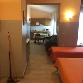Studio for rent for €2,000 per month in Florence, Viale Fratelli Rosselli