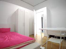 Shared room for rent for HUF 110,203 per month in Budapest, Falk Miksa utca