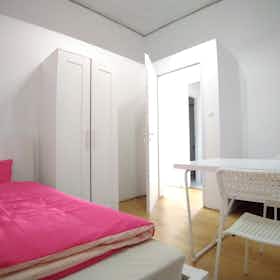 Shared room for rent for HUF 110,678 per month in Budapest, Falk Miksa utca