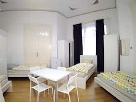 Shared room for rent for HUF 85,258 per month in Budapest, Falk Miksa utca