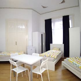 Shared room for rent for HUF 85,669 per month in Budapest, Falk Miksa utca
