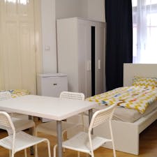 Shared room for rent for HUF 85,716 per month in Budapest, Falk Miksa utca