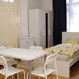 Mehrbettzimmer for rent for 86.872 HUF per month in Budapest, Falk Miksa utca