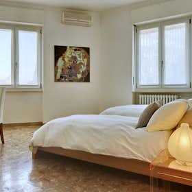 Apartment for rent for €3,000 per month in Milan, Via Pola
