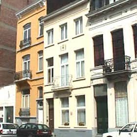 Apartment for rent for €905 per month in Schaerbeek, Rue du Noyer