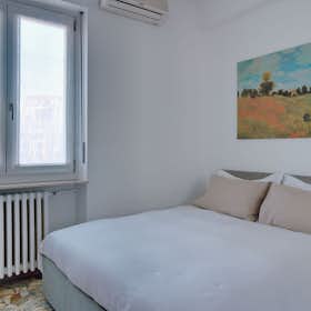 Apartment for rent for €2,300 per month in Milan, Via Pola