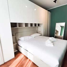 Apartment for rent for €1,800 per month in Milan, Via Lambro