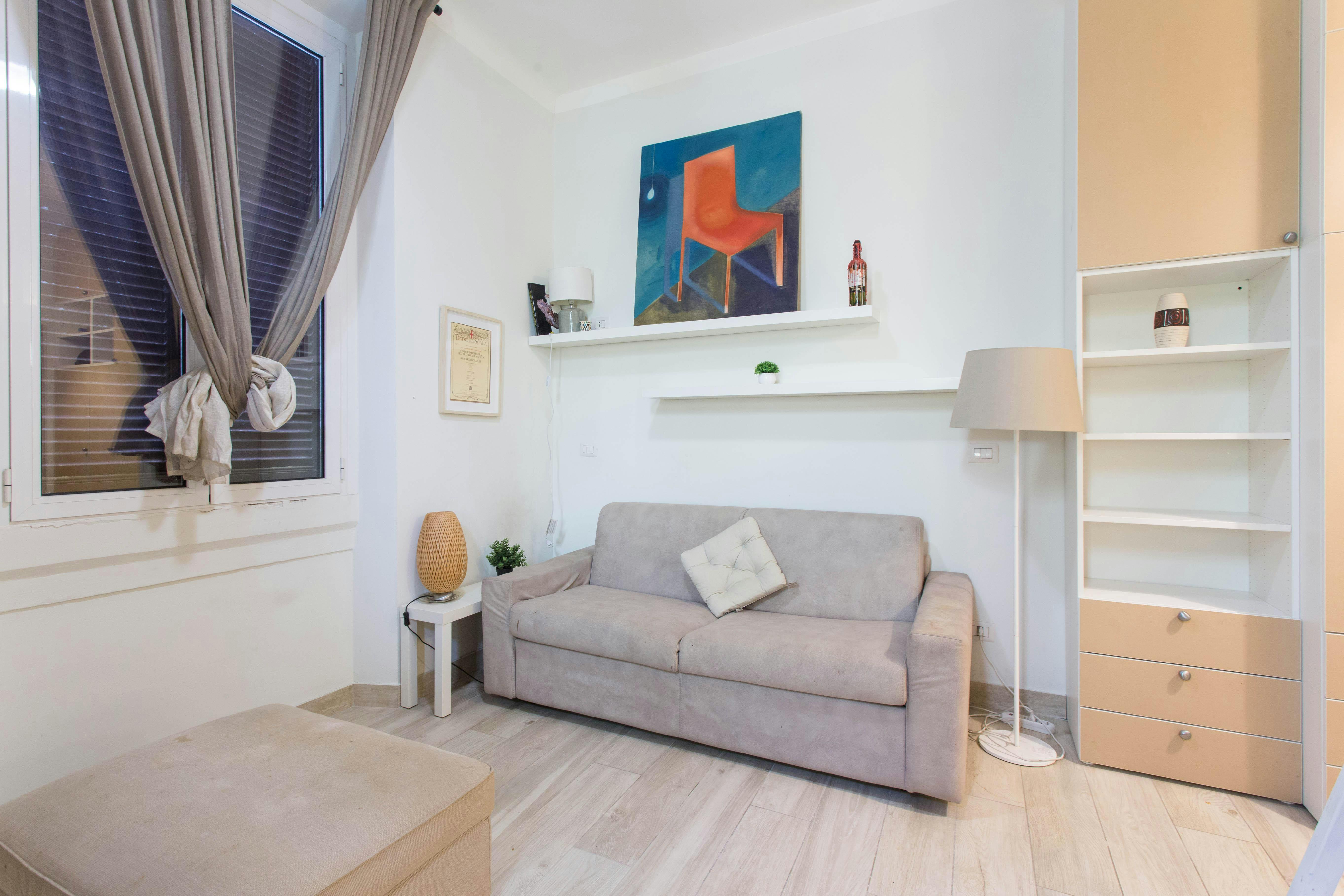 Studio for rent for €1,600 per month in Milan, Via Giovanni Pascoli