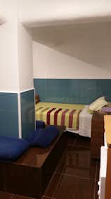 单间公寓 正在以 €850 的月租出租，其位于 L'Hospitalet de Llobregat, Carrer del Rosselló