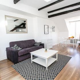 Apartment for rent for €4,610 per month in Paris, Rue Volta