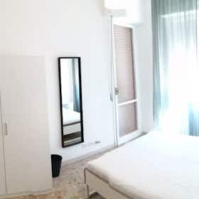 Privé kamer te huur voor € 720 per maand in Florence, Via Francesco Baracca