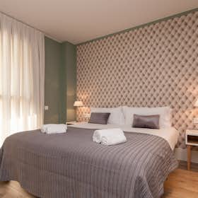 Apartment for rent for €2,950 per month in Barcelona, Carrer de Sardenya