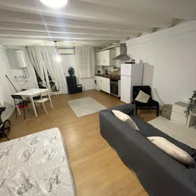 Studio for rent for €1,300 per month in Barcelona, Carrer de Ferran
