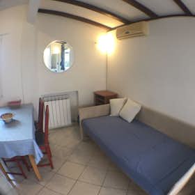 Studio for rent for €750 per month in Milan, Via Val di Sole