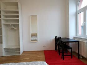 Apartment for rent for €750 per month in Vienna, Avedikstraße