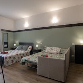 Shared room for rent for €600 per month in Milan, Via Pantano