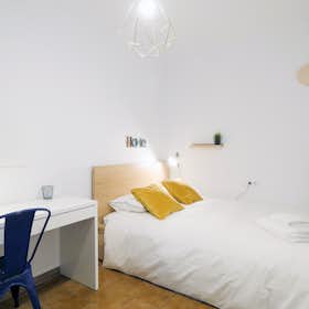 Private room for rent for €810 per month in Barcelona, Carrer de Laforja