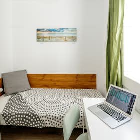 Private room for rent for €430 per month in L'Hospitalet de Llobregat, Carrer d'Occident