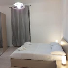 Apartment for rent for €800 per month in Turin, Via Monteu da Po