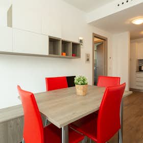 Apartment for rent for €1,900 per month in Milan, Via Nino Besozzi