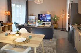 公寓 正在以 €1,290 的月租出租，其位于 Charleroi, Rue des Écoles