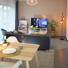 Apartment for rent for €1,140 per month in Charleroi, Rue des Écoles