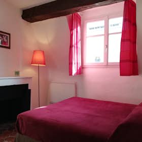 Apartment for rent for €2,200 per month in Paris, Rue des Blancs-Manteaux