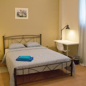 Private room for rent for €400 per month in Athens, Mavromichali Petrompei