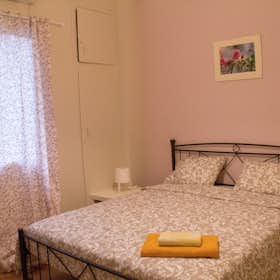 Private room for rent for €400 per month in Athens, Mavromichali Petrompei