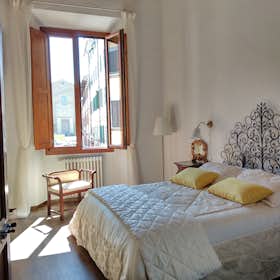 Apartment for rent for €1,590 per month in Florence, Borgo San Frediano