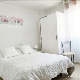 Private room for rent for €1,000 per month in Alicante, Avenida Óscar Esplá